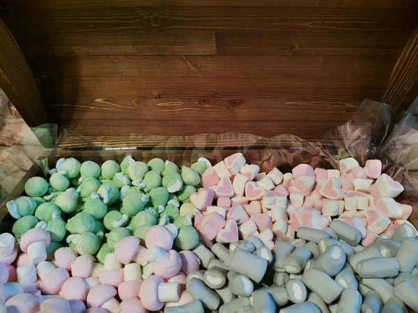 Multi-coloured marshmallow candy in a wooden chest — Stock Photo, Image