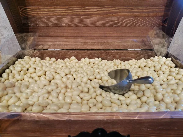 Beyaz çikolatalı kaju, göğsünde yatar ve kepçeyle...