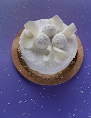 Leylak kaplamalı beyaz çikolatalı hindistan cevizli kek.