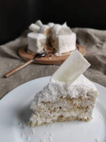 Beyaz tabakta hindistan cevizli kek.