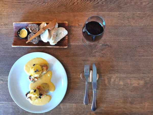 Kızarmış ekmek, haşlanmış yumurta ve çiğ avokado.