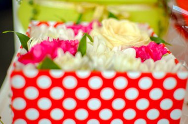 Kırmızı kutuda kasımpatı, karanfil ve gül karışık çiçek güzel buket