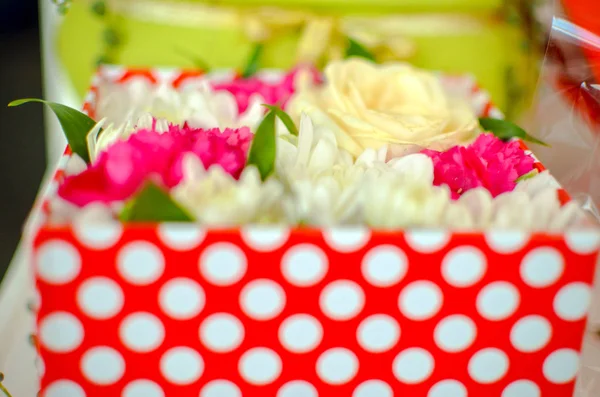 Prachtige boeket van gemengde bloemen van chrysanten, kruidnagel en rozen in rode doos — Stockfoto