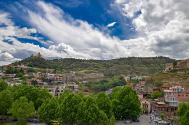Gürcistan 'ın antik Tiflis bölgesinde Abanotubani ve Narikala Kalesi
