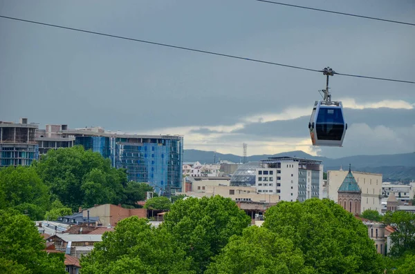 Tbilisi, Georgia - May 2018: Cableway with cable car over the park — Stock Photo, Image