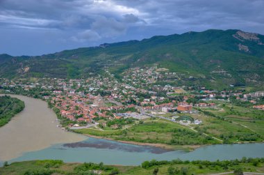 Mtskheta, Gürcistan'da mtkvari ve Aragvi iki nehir birleşme