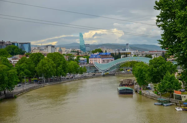ТБИЛИСИ, Грузия - Май 2018 года: Мост через реку Кура — стоковое фото
