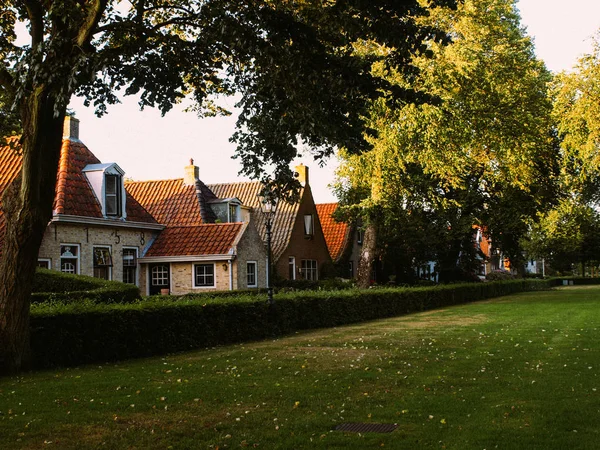 Hollanda 'da kahverengi tuğlalı modern evler — Stok fotoğraf