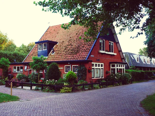 Moderne rijhuizen met bruine bakstenen in Nederland — Stockfoto