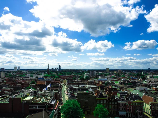 Pohled na historickou část města Groningen pod modrou oblohou s mraky — Stock fotografie