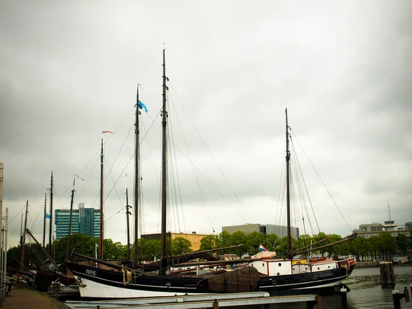 Amsterdam, Hollanda 'da gri bulutlu yatları olan liman — Stok fotoğraf