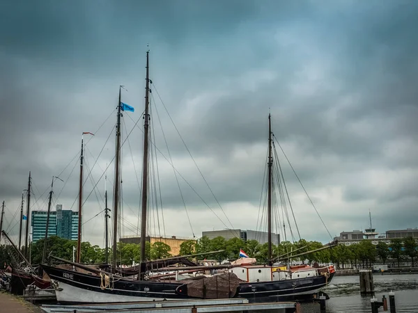 Amsterdam, Hollanda 'da gri bulutlu yatları olan liman — Stok fotoğraf