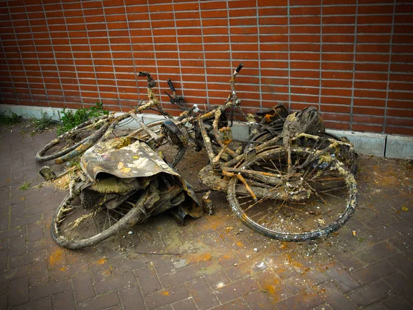 在阿姆斯特丹，自行车被拖出运河。 街上堆积如山的旧自行车和生锈的自行车 — 图库照片#