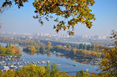 Podil ilçesinin panoramik manzarası ve sonbaharda Kyiv 'deki Dnipro nehri