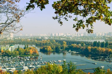 Podil ilçesinin panoramik manzarası ve sonbaharda Kyiv 'deki Dnipro nehri