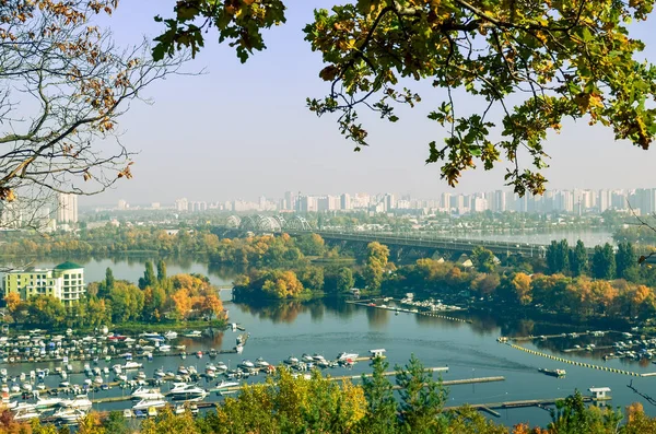 Podil ilçesinin panoramik manzarası ve sonbaharda Kyiv 'deki Dnipro nehri