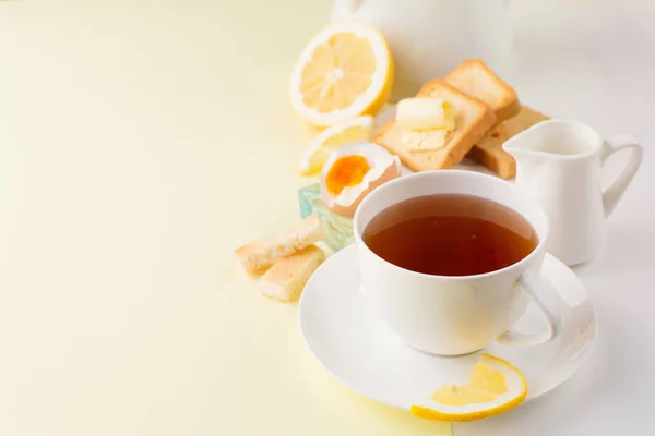 Завтрак с вареным яйцом, тосты, чай — стоковое фото