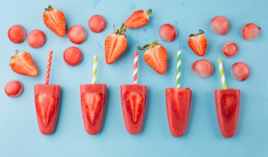 Çilekli dondurmayı taze dilimleri ile