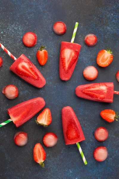 Strawberry popsicles with fresh slices — Stock Photo, Image