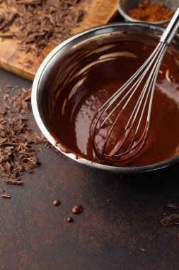 Ev yapımı çikolatalı krema çırpma teli ile 