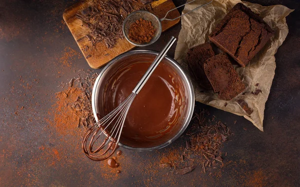 Hausgemachter Schokoladenkuchen und Sahne mit Schneebesen — Stockfoto