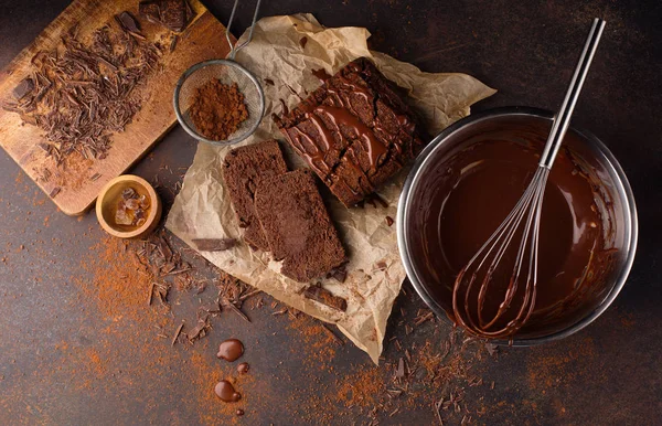 Gâteau au chocolat maison et crème au fouet — Photo