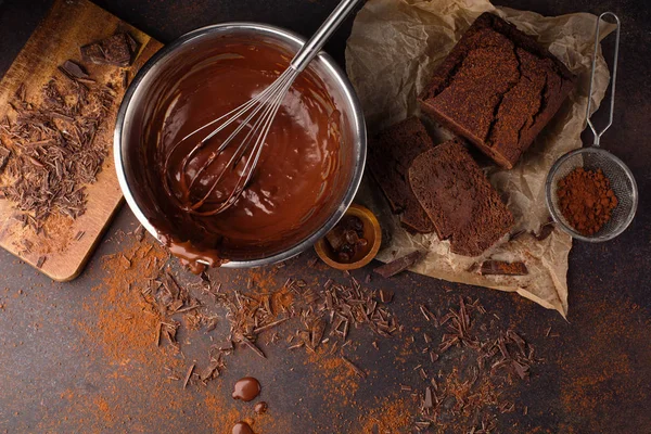 Hemmagjord choklad kaka och kräm med visp — Stockfoto
