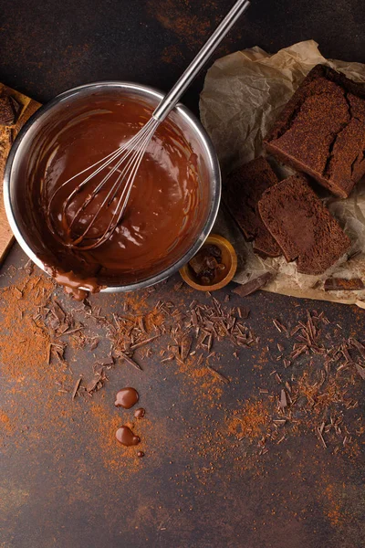 Hausgemachter Schokoladenkuchen und Sahne mit Schneebesen — Stockfoto