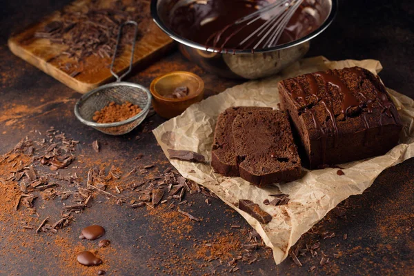 Ev yapımı çikolatalı kek ve krema çırpma teli ile — Stok fotoğraf