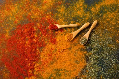 Baharat ve otlar karanlık bir arka plan üzerinde. Kırmızı biber, curcuma, chili biber, maydanoz, fesleğen, kekik. Yemek ve sağlıklı beslenme kavramı, seçici odak