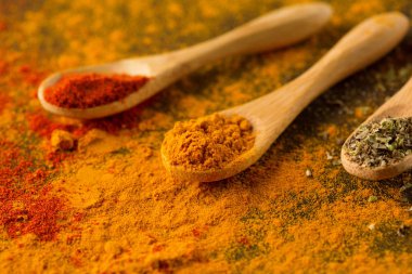 Baharat ve otlar karanlık bir arka plan üzerinde. Kırmızı biber, curcuma, chili biber, maydanoz, fesleğen, kekik. Yemek ve sağlıklı beslenme kavramı, seçici odak