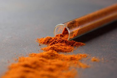 Ham taze organik ve kuru zemin biber biber, seçici odak