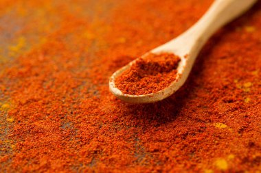 Ham taze organik ve kuru zemin biber biber, seçici odak