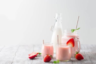 Detoks diyet kavramı: tablo üzerinde çilek güler yüzlü