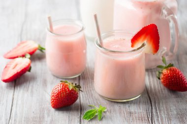 Detoks diyet kavramı: tablo üzerinde çilek güler yüzlü