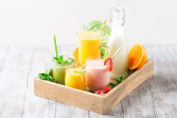 Detoxikační dieta koncept: čerstvé smoothie na stole — Stock fotografie