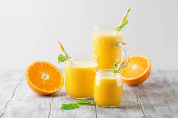 Detox dieet concept: oranje smoothie op tafel — Stockfoto
