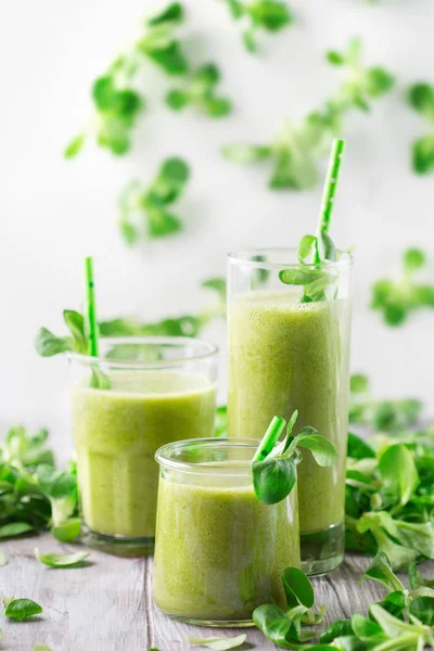Концепция детоксикации: зеленый коктейль из шпината на столе — стоковое фото