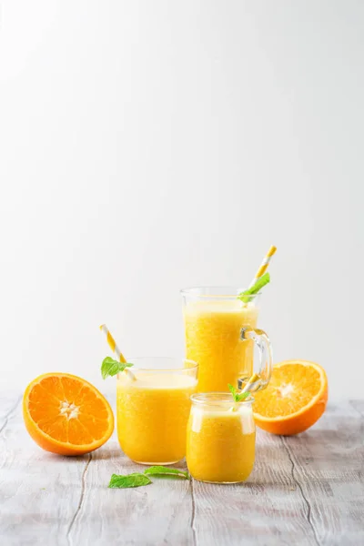 Concepto de dieta de desintoxicación: batido de naranja en la mesa —  Fotos de Stock