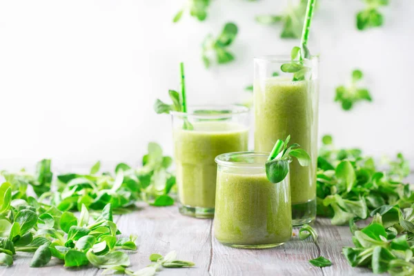 Detox diet koncept: grön spenat smoothie på bord — Stockfoto