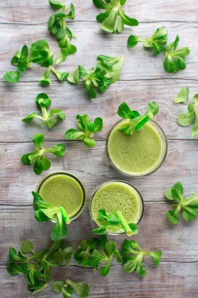 Concetto di dieta Detox: frullato di spinaci verdi sul tavolo — Foto Stock