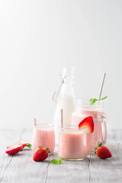 Concepto de dieta de desintoxicación: batido de fresa en la mesa — Foto de Stock