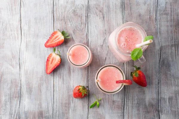 Detox diet koncept: jordgubb smoothie på bord — Stockfoto