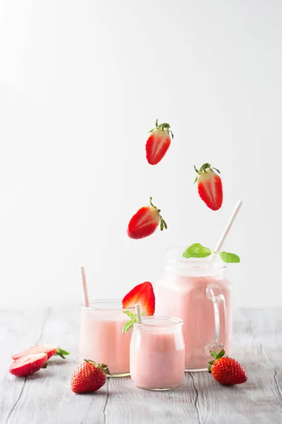 Detox diet koncept: jordgubb smoothie på bord — Stockfoto