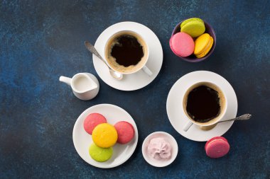 İki bardak kahve ve şeker masada