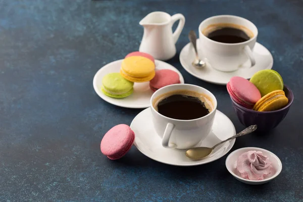 Deux tasses de café et des bonbons sur la table — Photo