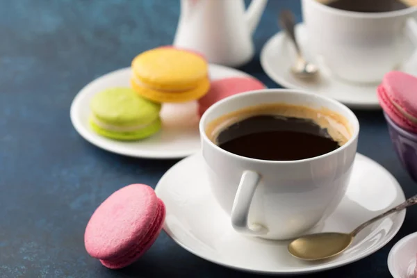 Две чашки кофе и сладости на столе — стоковое фото
