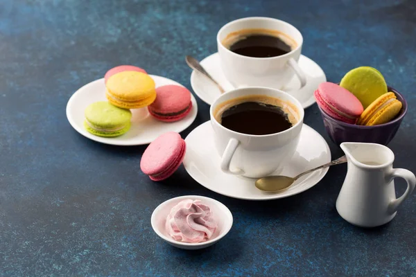 Dos tazas de café y dulces en la mesa —  Fotos de Stock