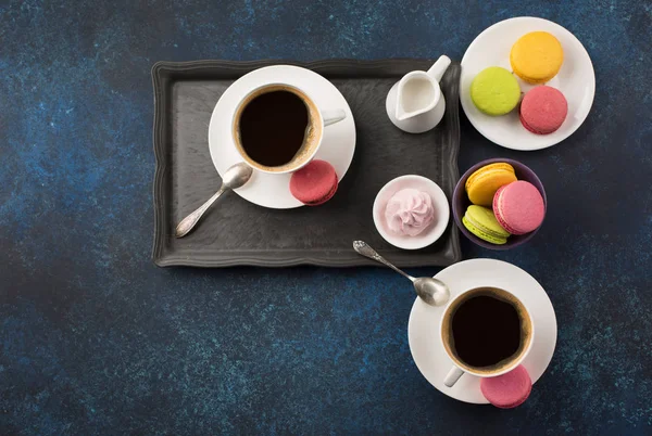 Dos tazas de café y dulces en la mesa —  Fotos de Stock