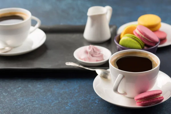 Dos tazas de café y dulces en la mesa — Foto de Stock